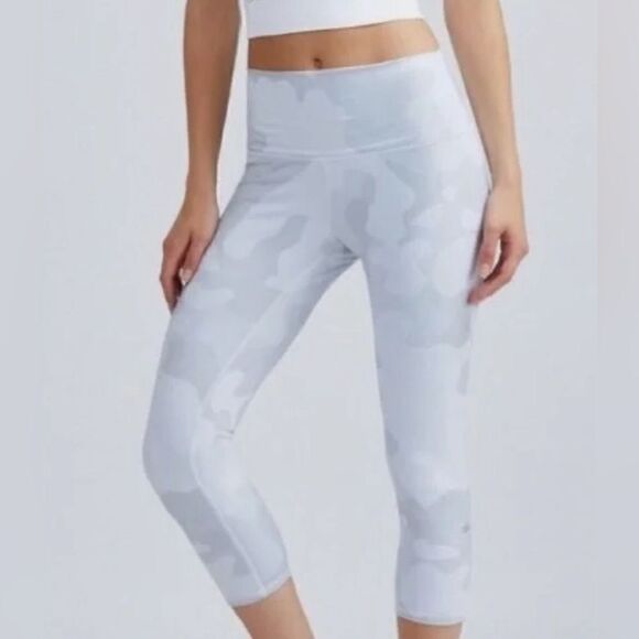 ALO Yoga Light Grey Camo Cropped Leggings. Small - Picture 1 of 7